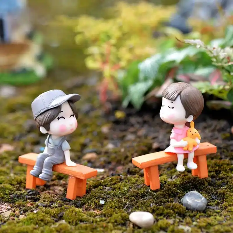 Phụ kiện trang trí sen đá - cặp đôi tiểu cảnh miniature ngồi ghế băng trên nền rêu xanh